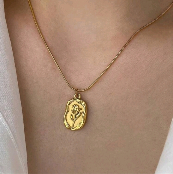 NEW! 18K Gold Plated Rose Oval Elegant Pendant Necklace - Picture 1 of 5